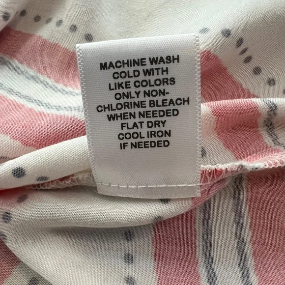 🧡🖤 NWOT ELLE Orange/Red, Black & White Pattern V-Neck Blouse | Sz L - Picture 7 of 7